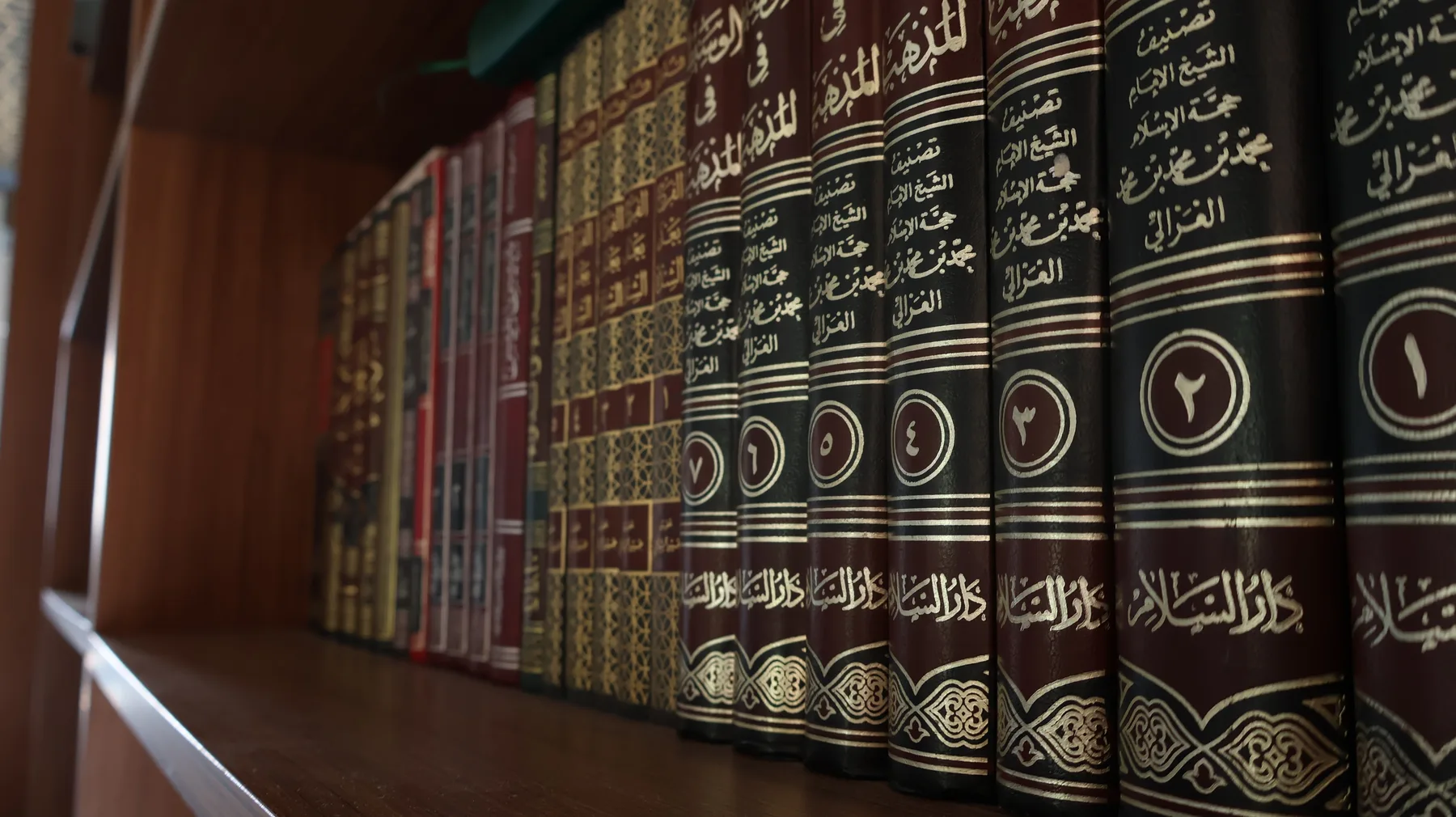 خمسة رفوف من مراجع التفسير والحديث والفقه، لطلاب دورات القرآن والتجويد وعددهم أكثر من 340، ولكل من أراد القراءة.