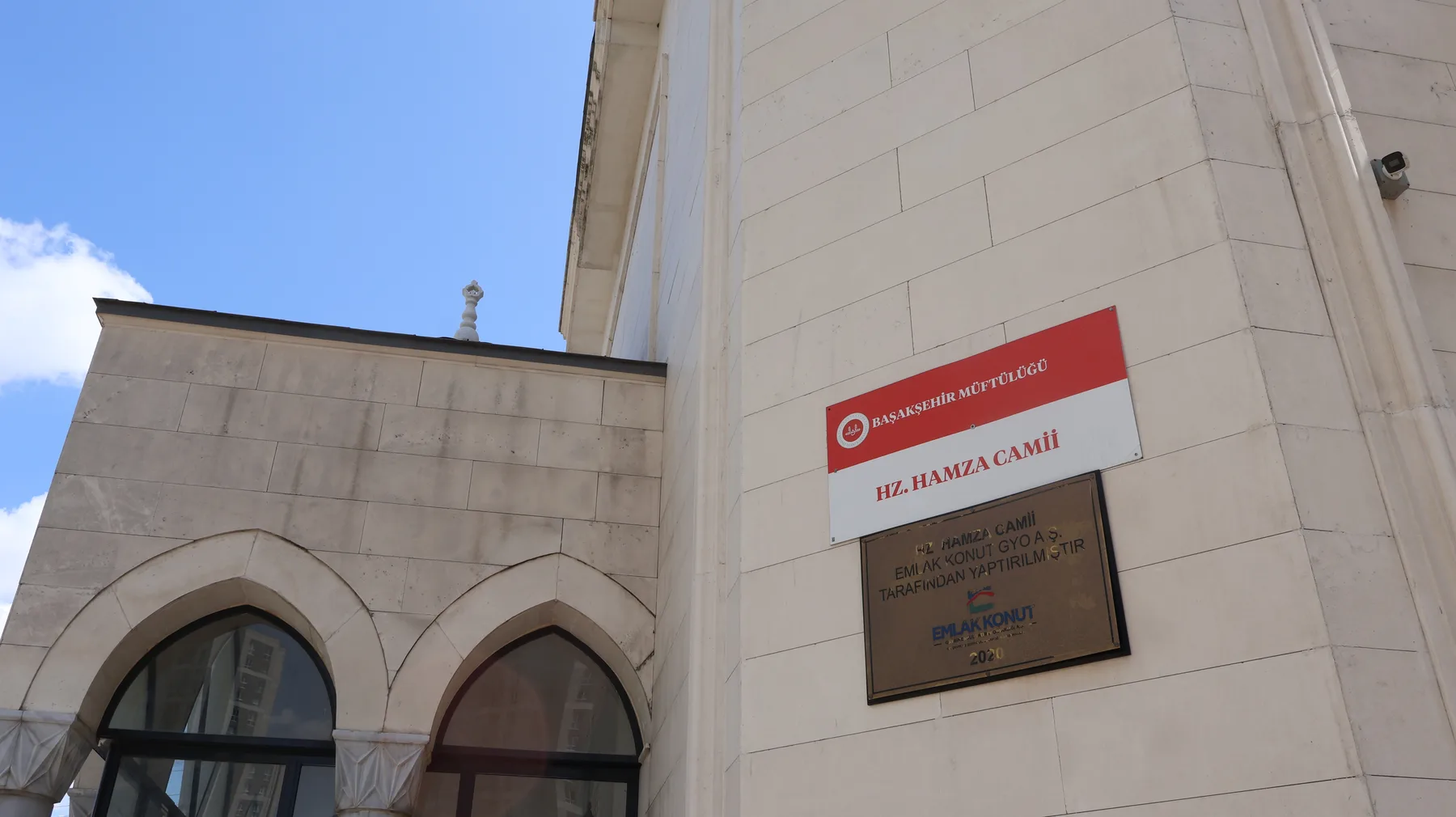 لوحة مفتية باشاك شهير على الجدار الشمالي وعليها اسم جامع حمزة، وتحتها لوحة نحاسية تذكر أن المبنى شُيّد على يد إملاك قونوت عام 2020.